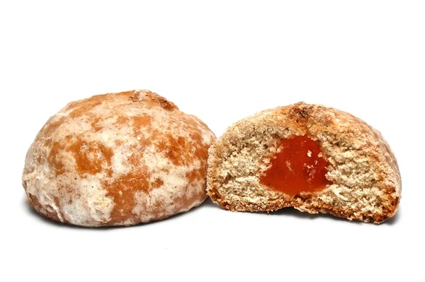 Beyaz bir arka planda, izole reçelli kurabiye