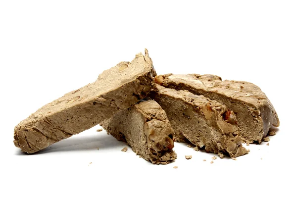 Helva izole beyaz bir arka plan üzerinde fındık ile