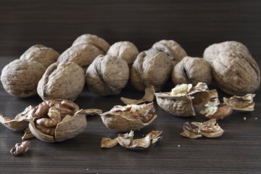 Karanlık bir arka planda cevizler