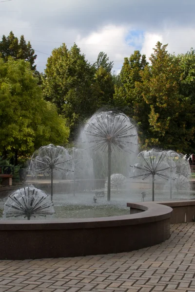 Kugelbrunnen in der Stadt — Stockfoto