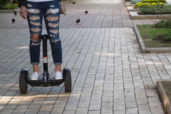 Een gyroscooter op de straat rijden — Stockfoto