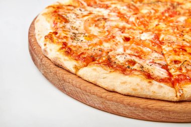 Peynirli pizza, pastırma ve domates tahtada. Yakın çekim, seçici odaklanma
