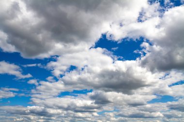 Beyaz bulutlu mavi gökyüzü arkaplanı
