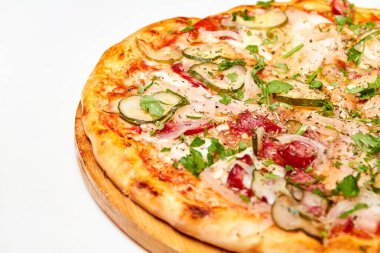 Taze pizza turşusu, pastırma, sosis ve tahta tahtada peynir. Yakın çekim, seçici odaklanma