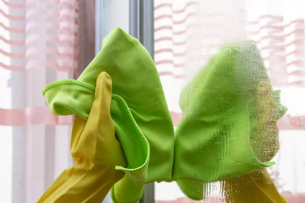 Handen Met Een Stofdoek Die Spiegel Schoonmaakt Sluitingsdatum — Stockfoto