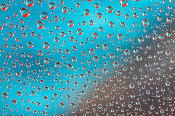 Капли Воды Черном Синем Красном Фоне Вид Сверху Крупный План — стоковое фото
