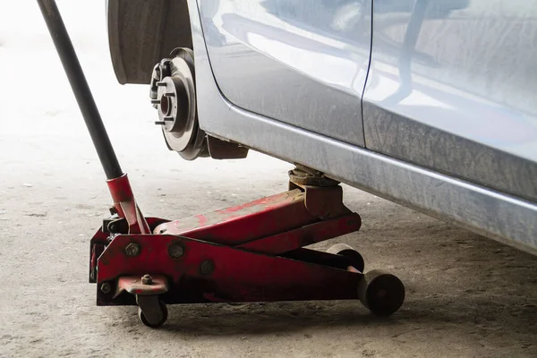 Bir Arabanın Tekerleklerini Değiştirirken Jack Cesedi Yüksek Pozisyonda Tutar Tekerleksiz — Stok fotoğraf