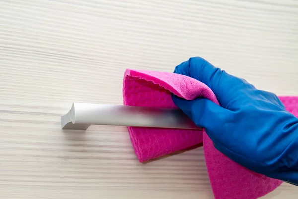 Een Menselijke Hand Een Beschermende Handschoen Desinfecteert Plank Handvat Met — Stockfoto