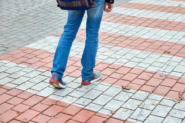 街の公園で横断歩道を歩いている男の足 クローズアップ 選択的焦点 — ストック写真