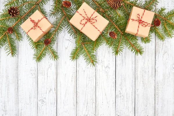 Vánoční Dárkové Krabice Jedlové Větve Kužely Dřevěném Pozadí Kopírovacím Prostorem — Stock fotografie