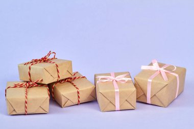 Mor arka planda Noel ya da Yeni Yıl hediye kutuları