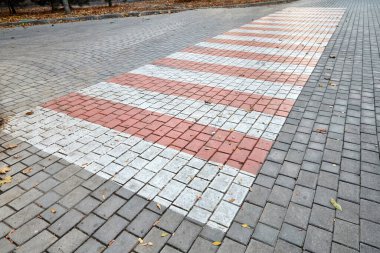 Şehir parkında yaya geçidi. Yakın çekim, seçici odaklanma