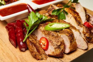 Domates soslu fırında domuz eti.