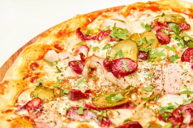 Taze pizza turşusu, pastırma, sosis ve tahta tahtada peynir. Yakın çekim, seçici odaklanma