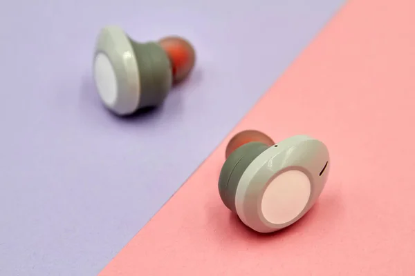 Renkli Arka Planda Beyaz Kablosuz Kulaklık — Stok fotoğraf