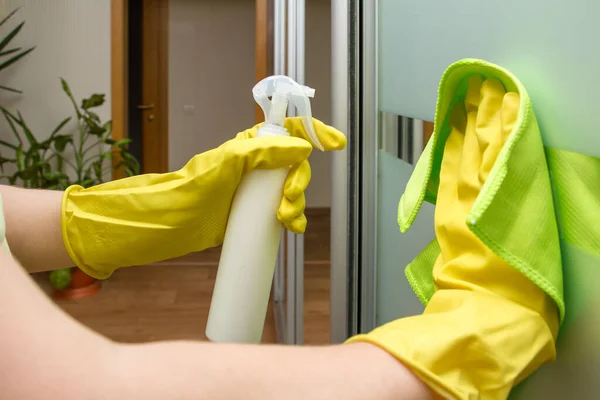 Handen Beschermende Handschoenen Met Vod Spray Reinigen Glazen Garderobe — Stockfoto