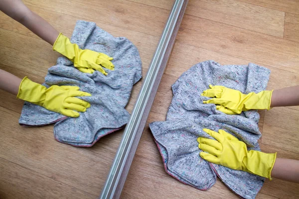 Meisje Met Rubberen Handschoenen Wast Vloer Thuis Bij Spiegel Met — Stockfoto