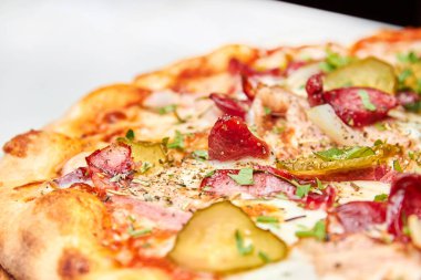 Taze pizza turşusu, pastırma, sosis ve arka planda peynir. Yakın çekim, seçici odaklanma