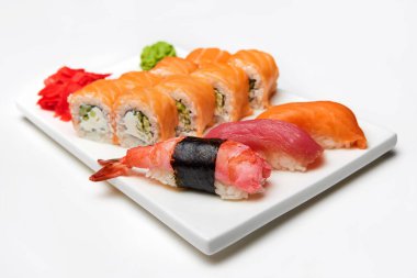 Somon balıklı Nigiri suşi ve beyaz tabakta suşi.