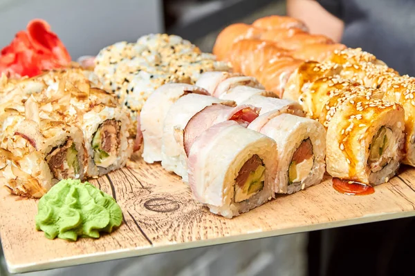 Ensemble Différents Rouleaux Sushi Sur Une Planche Gros Plan Focus — Photo