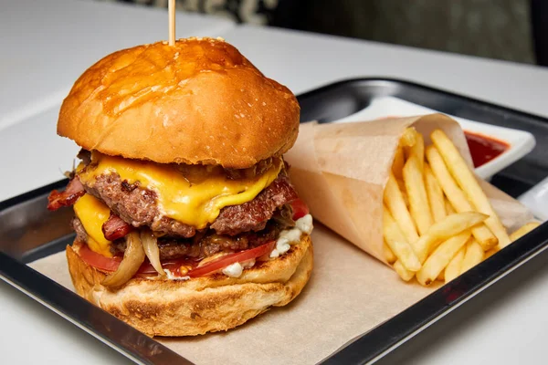 Burger Wołowiną Serem Frytkami Zbliżenie Selektywne Ukierunkowanie — Zdjęcie stockowe