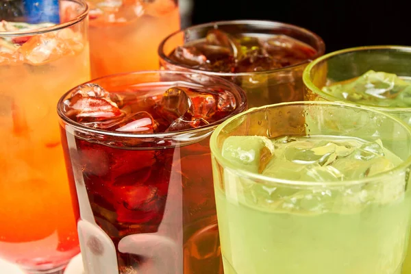 Çok renkli alkollü ve alkolsüz buzlu ve pipetli kokteyller
