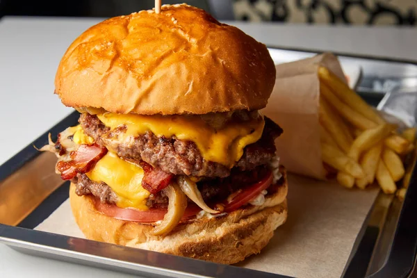 Burger Wołowiną Serem Frytkami Zbliżenie Selektywne Ukierunkowanie — Zdjęcie stockowe