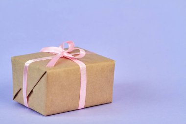 Noel ya da yeni yıl hediyesi kutusuna karşı mor bir arka plan. Yakın çekim, seçici odaklanma