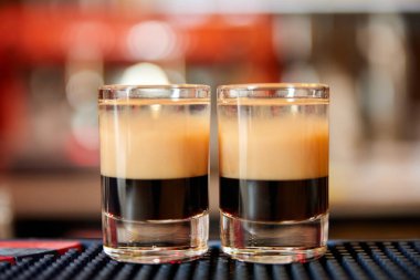 Bar tezgahında çok renkli alkollü içkiler.