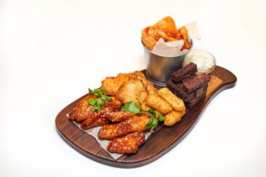 Bira seti peynir çubukları, tavuk nugget ve kanatlar, patates kızartması, beyaz arka planda çavdar tostları.