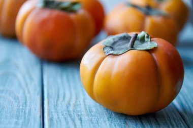 Mavi ahşap arka planda olgun taze hurma. Yakın çekim, seçici odaklanma