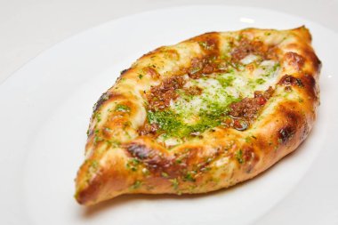 Beyaz tabakta Khachapuri eti. Yakın çekim, seçici odaklanma