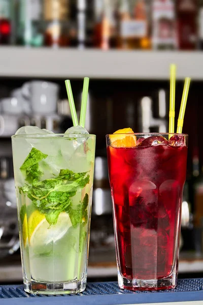 Koktajle Alkoholowe Barze Wiśniowa Long Island Mrożona Herbata Mojito — Zdjęcie stockowe