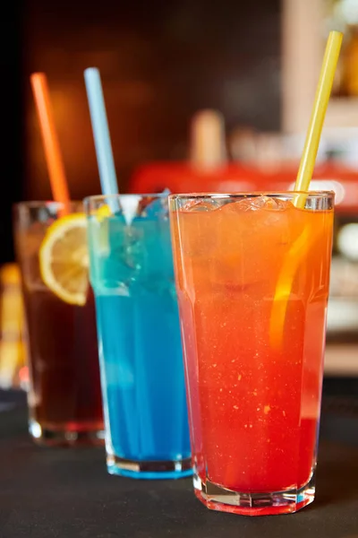 Bunte Alkoholische Und Alkoholfreie Cocktails Mit Eis Und Strohhalmen — Stockfoto