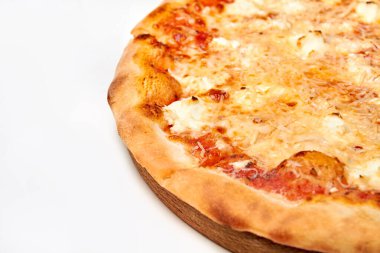 Tahtada peynirli ve domatesli pizza. Yakın çekim, seçici odaklanma.