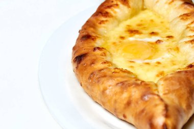 Geleneksel yassı ekmek khachapuri ya da peynir, yumurta ve tereyağlı hachapuri.