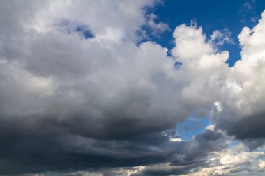 Yağmurdan önce koyu gri fırtına bulutları. Dramatik doğal gökyüzü arkaplanı.