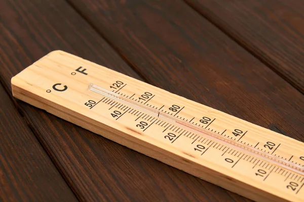 Evdeki Alkol Termometresinin Yakın Plan Fotoğrafı Ahşap Arka Planda Sıcaklık — Stok fotoğraf