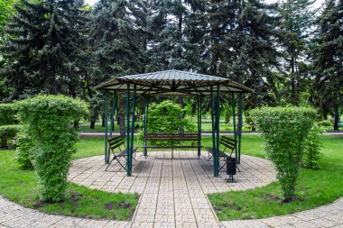 Metal çardak Baharda şehir parkında.