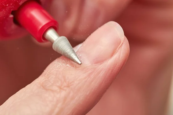 Frau Feilt Hause Nägel Mit Elektrischer Nagelfeile Elektrische Nagelfeile Maniküre — Stockfoto