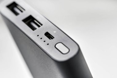 Beyaz arka planda iki USB çıkışı olan Harici Güç Bankasının Kontrol Paneli. Mobil cihazları şarj etmek için Powerbank. Yakın çekim, seçici odaklanma.