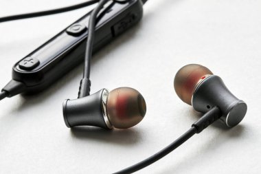 Beyaz arkaplanda Uzaktan Kumandalı Siyah Kırmızı Kulaklık. Yakın çekim, seçici odaklanma.