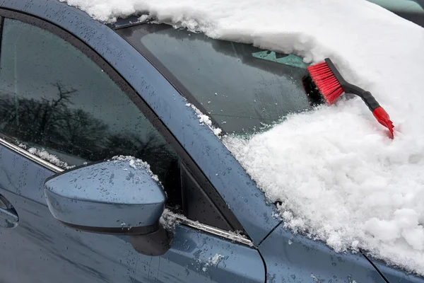 Borste För Att Rensa Bilen Motorhuven Snö Avlägsnar Från Bilen — Stockfoto