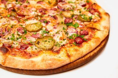 Taze pizza turşusu, pastırma, sosis ve tahta tahtada peynir. Yakın çekim, seçici odaklanma