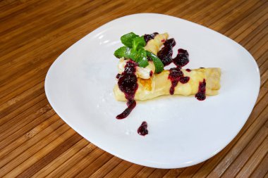 Süzme peynir ve reçelli krep. Yakın çekim, seçici odaklanma