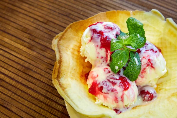 Gözleme tabağına reçel serpiştirilmiş dondurma topları. Yakın çekim, seçici odaklanma