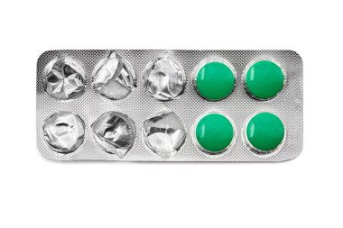 Beyaz arka planda izole edilmiş su toplayıcı paketinde kullanılan yeşil haplar. Küresel ilaç endüstrisi. Yakın çekim, üst görünüm