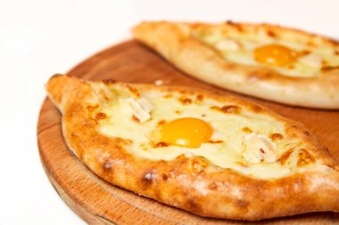 Geleneksel yassı ekmek khachapuri ya da peynir, yumurta ve tereyağlı hachapuri.