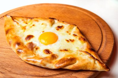 Geleneksel yassı ekmek khachapuri ya da peynir, yumurta ve tereyağlı hachapuri.
