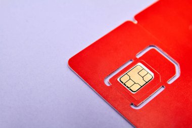 Mor arkaplanda cep telefonu için Sim kartı